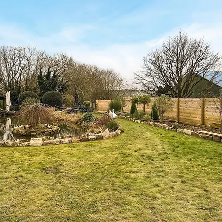 Holiday home Peartree *